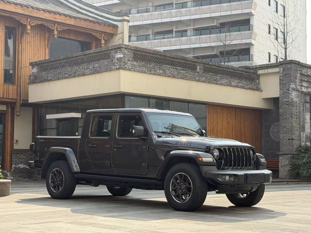 2023 3.6L Overland photo 2
