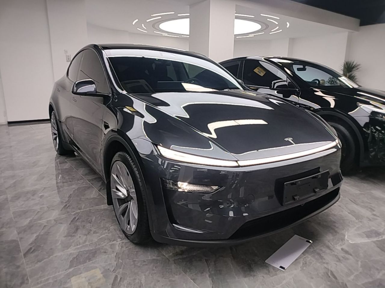 Model Y 2025 Long Range AWD Launch Edition photo 5
