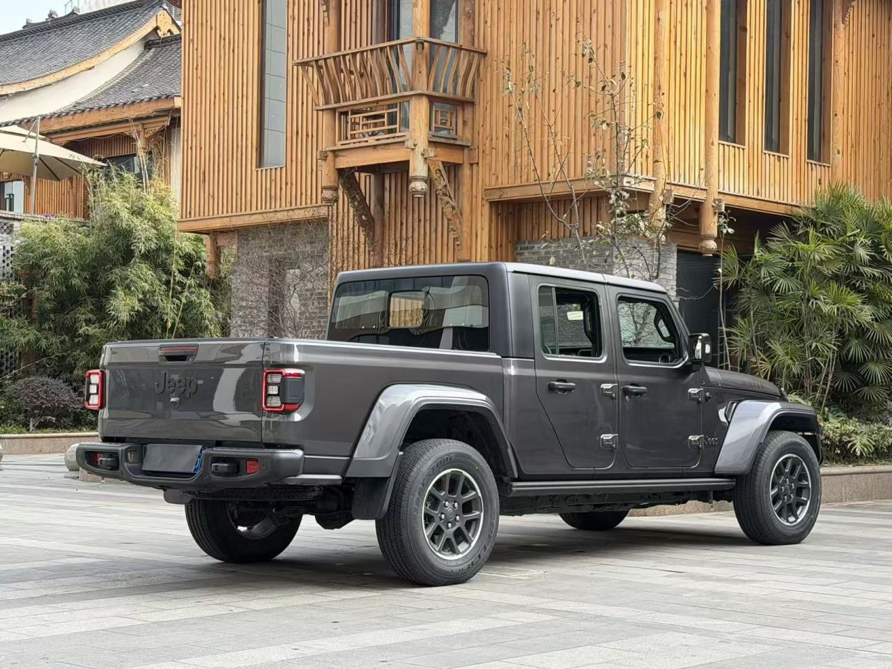 2023 3.6L Overland photo 4