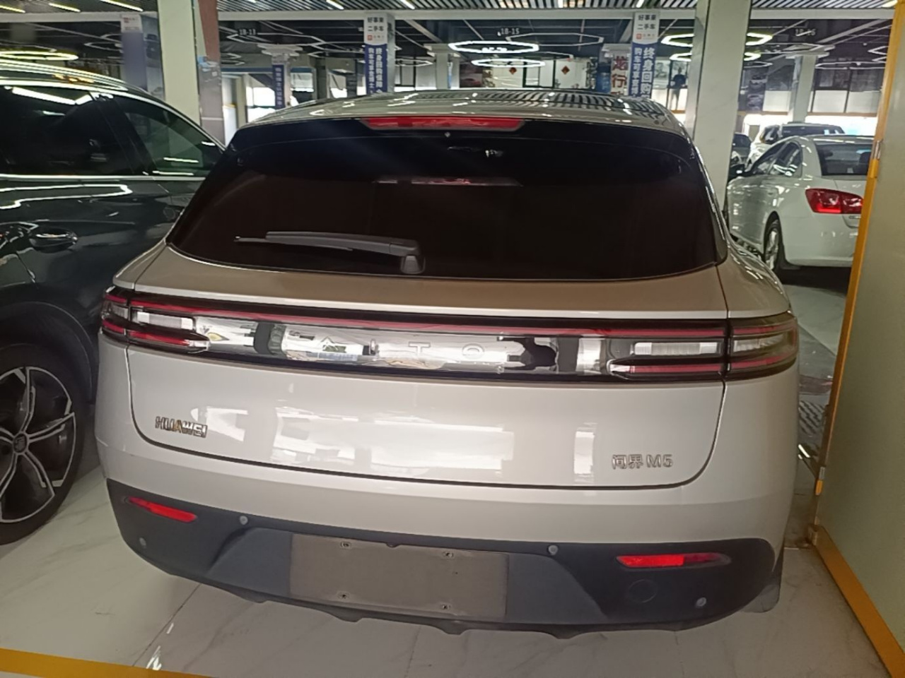 HIMA AITO M5 2022 EREV AWD photo 5