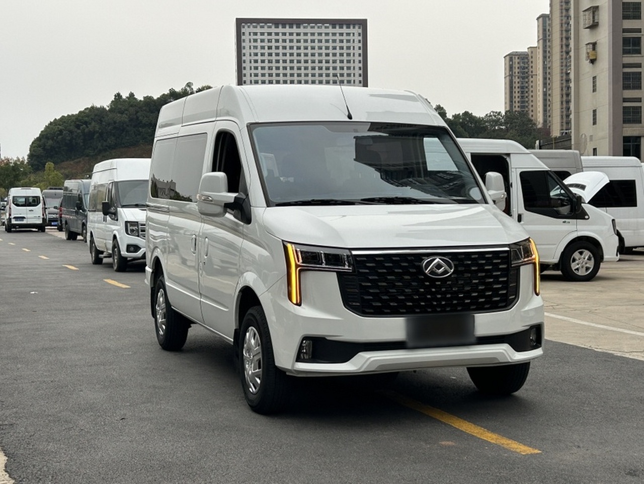 MAXUS V80 2025 PRO 2.0T AMT Short Wheelbase 5/6-Seater photo 3