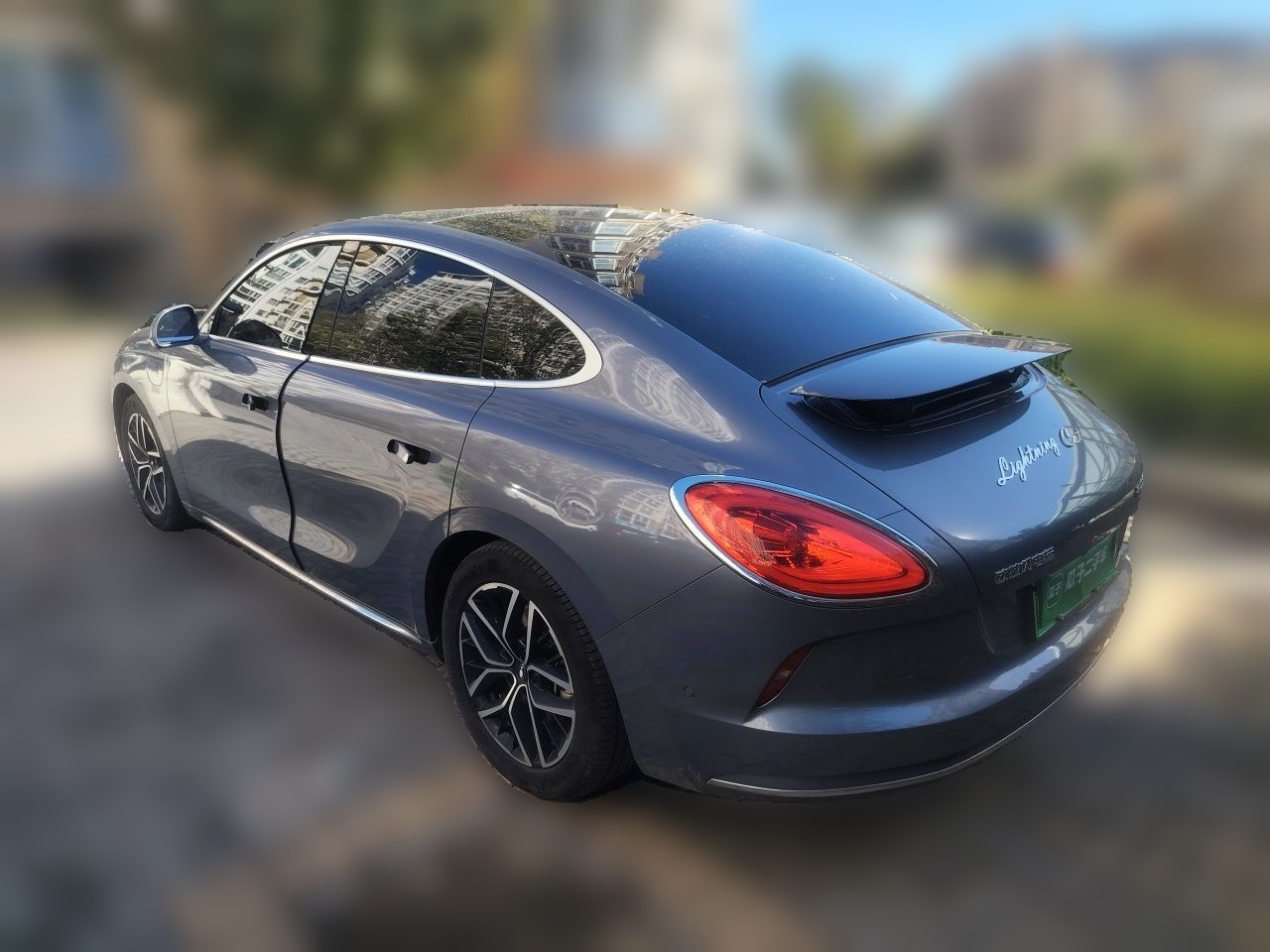 2022 555km Premium photo 4