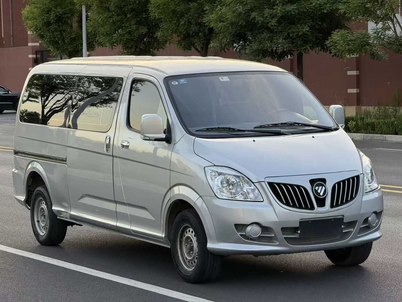 E 2017 2.0L Long Wheelbase 4Q20M photo 3
