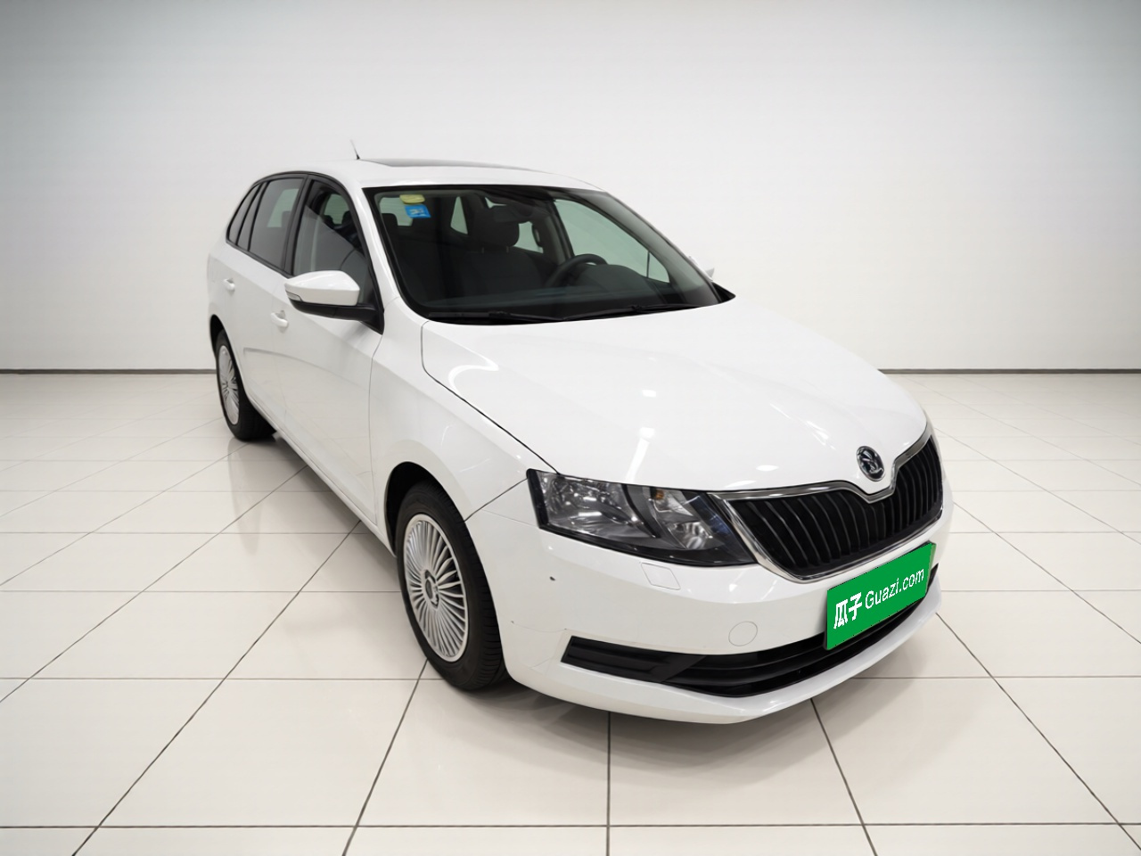 Rapid Spaceback 2018 1.4L MT Standard photo 3