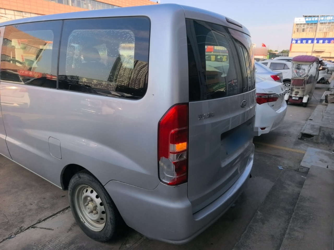 Refine M3 2018 1.6L 7-Seater photo 3
