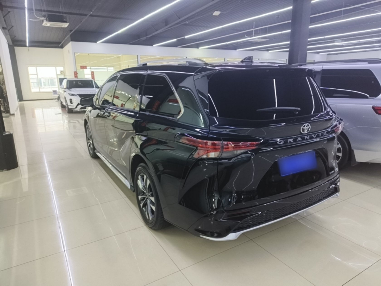 Granvia 2026 2.5L Hybrid MAX AWD photo 4