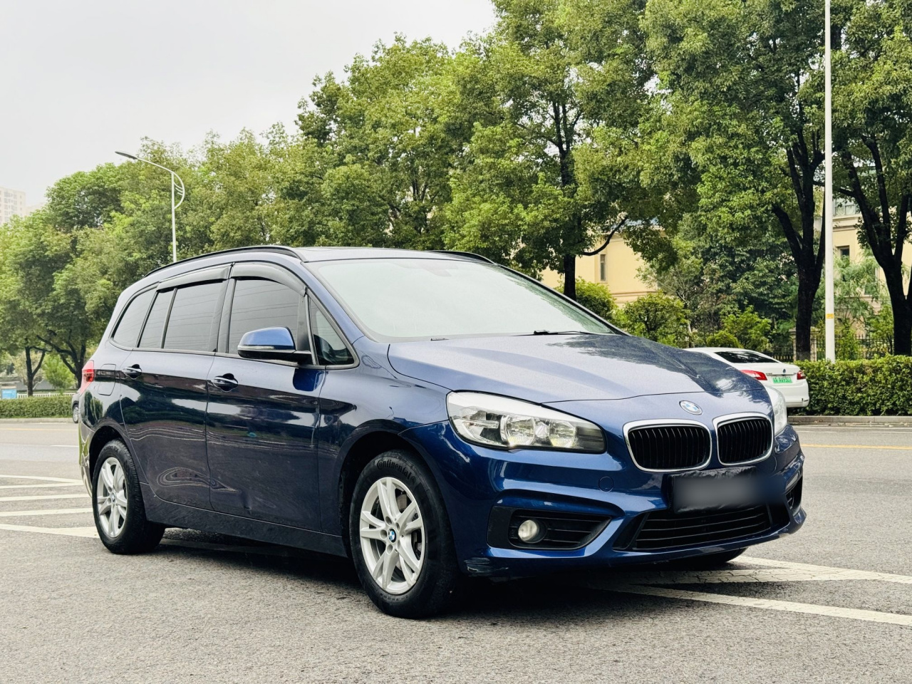 2 Series Wagon 2015 218i Leading photo 3
