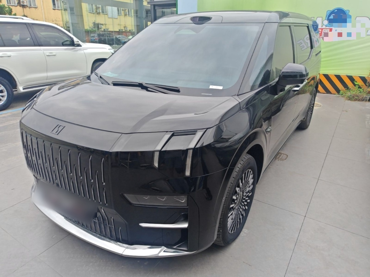 009 2024 6-Seater Executive AWD 140kWh