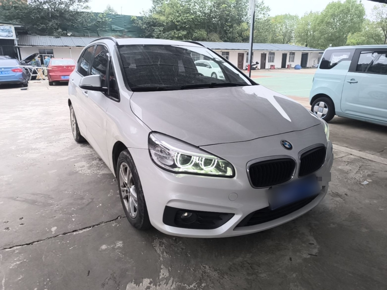 2 Series Wagon 2016 218i Leading photo 3