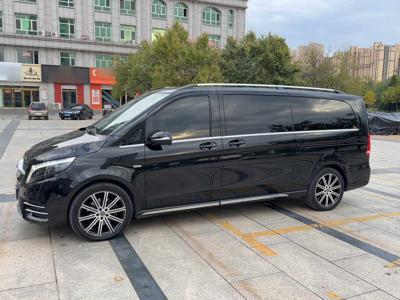 V-Class 2022 V 260 L Long Wheelbase Luxury photo 3