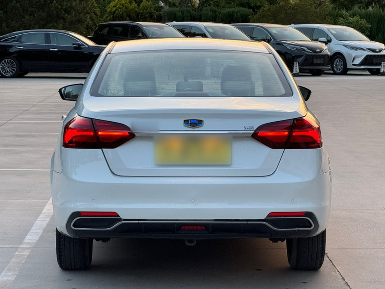 Emgrand 2018 1.5L CVT Luxury photo 4