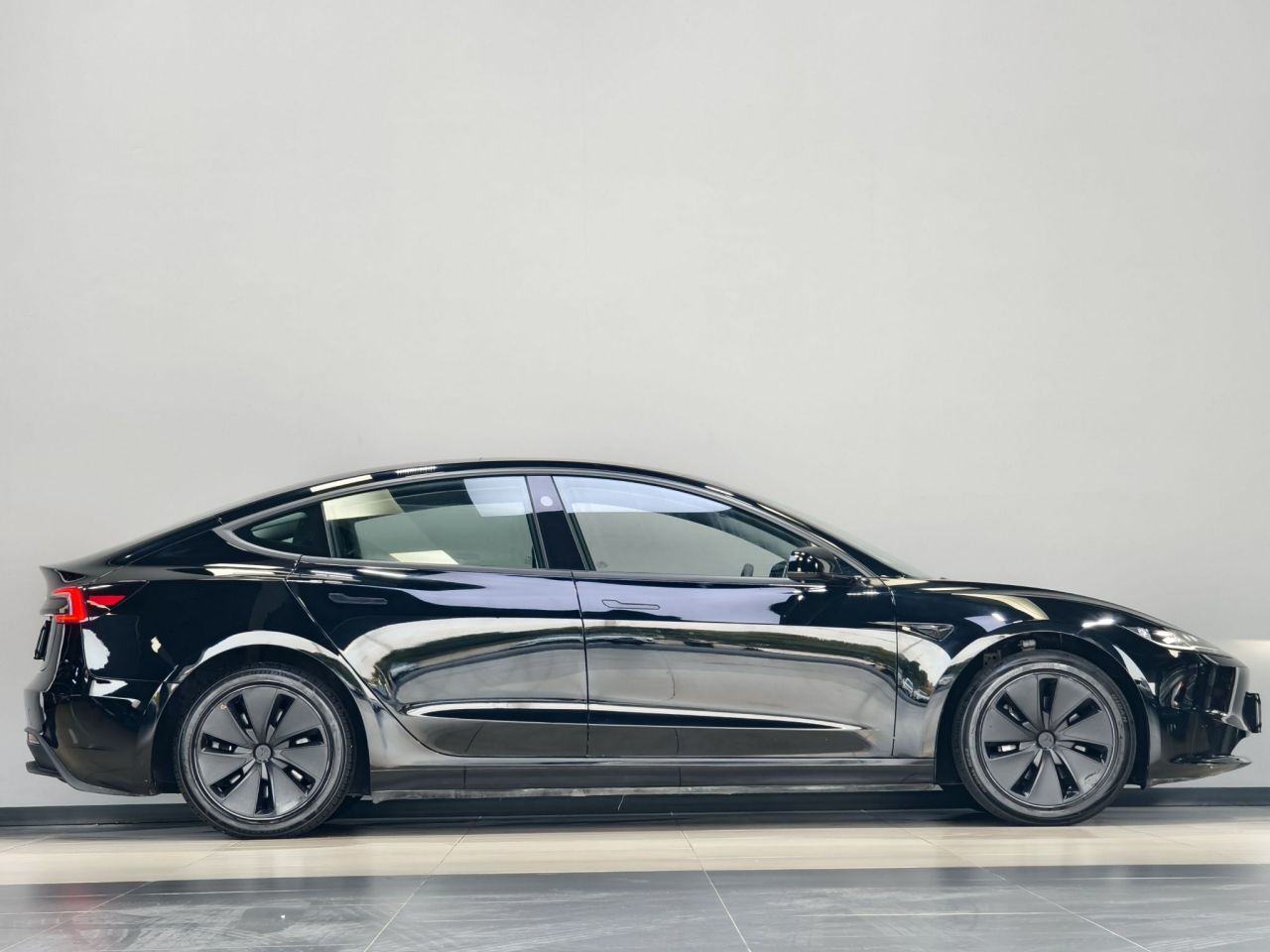 Model 3 2023 RWD photo 4