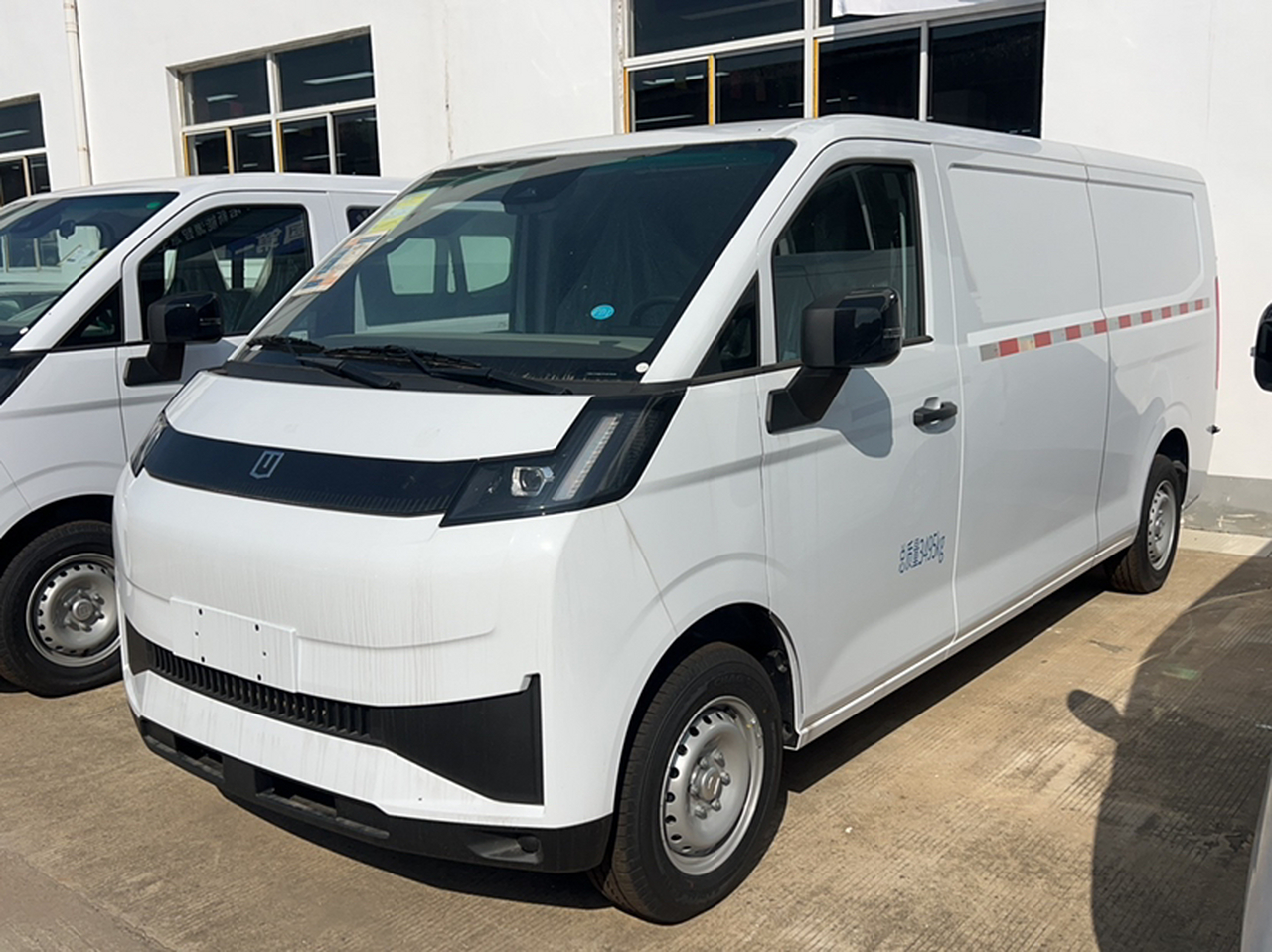 V 2025 V8E - 350km