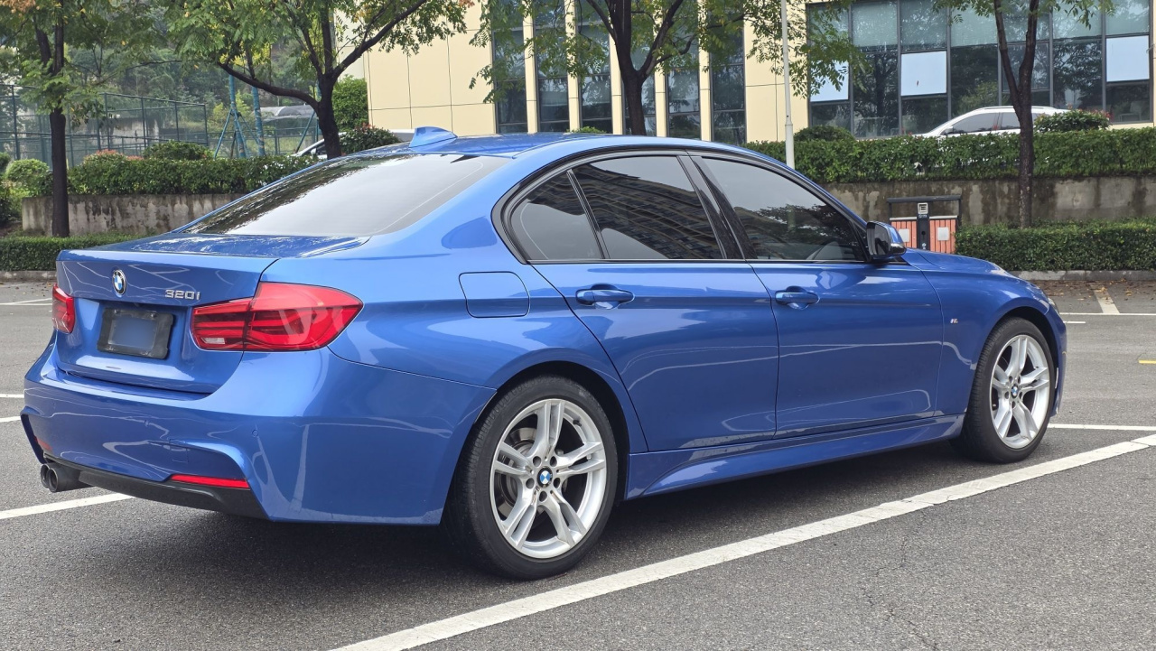 3 Series 2018 320i M Sport Package photo 5