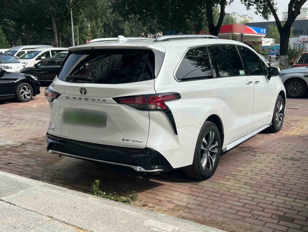 Granvia 2024 2.5L Hybrid Premium PLUS AWD photo 2