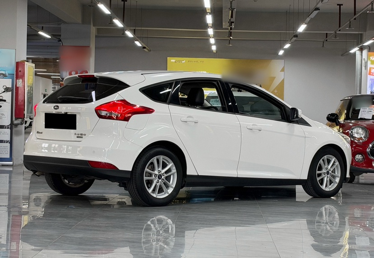 Focus 2015 Hatchback EcoBoost 125 AT photo 2