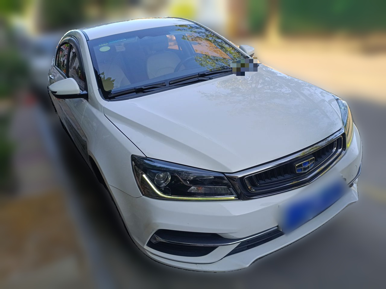 Emgrand 2018 1.5L CVT Luxury photo 3