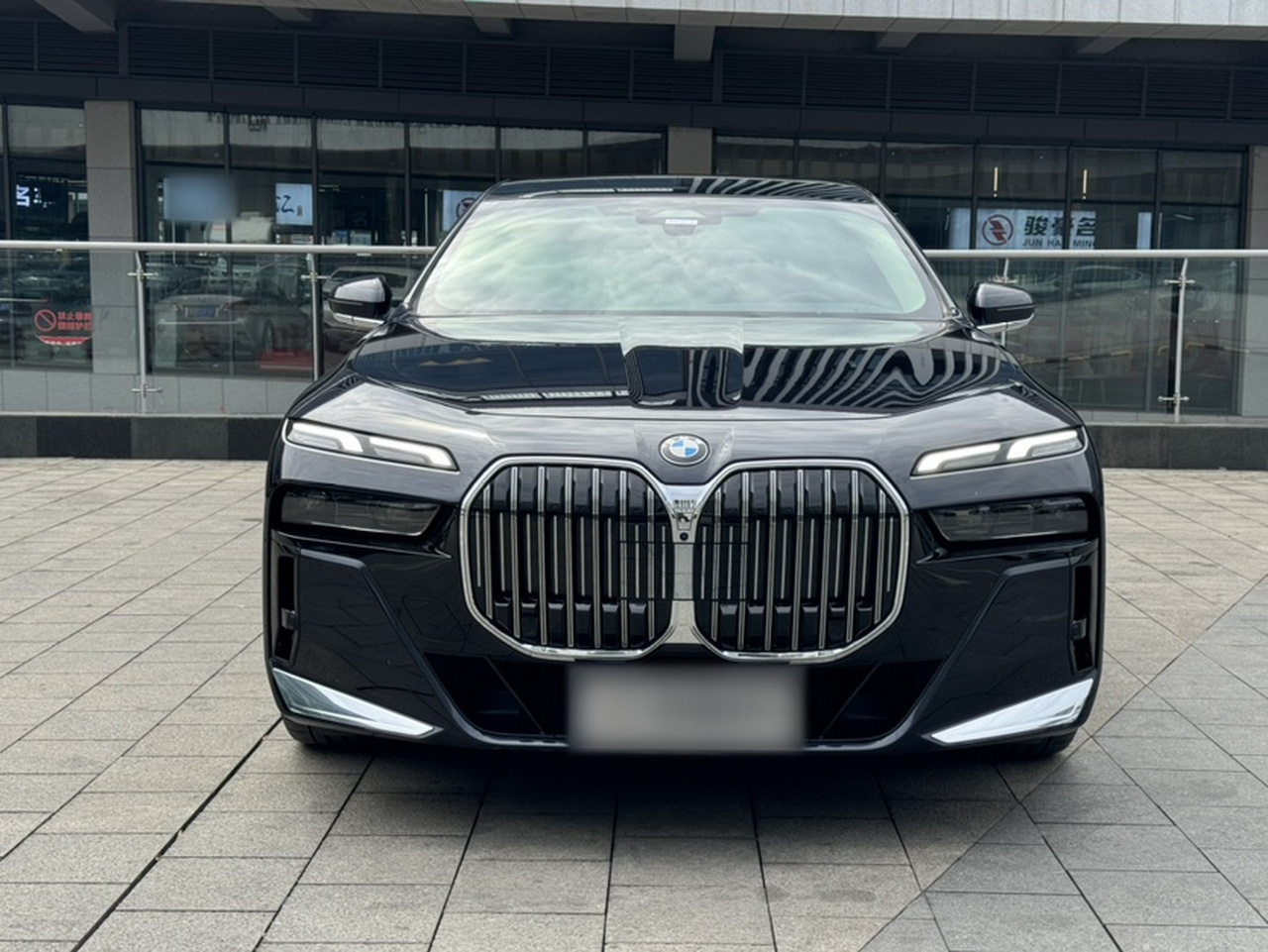 7 Series 2023 735Li M Sport Package photo 2