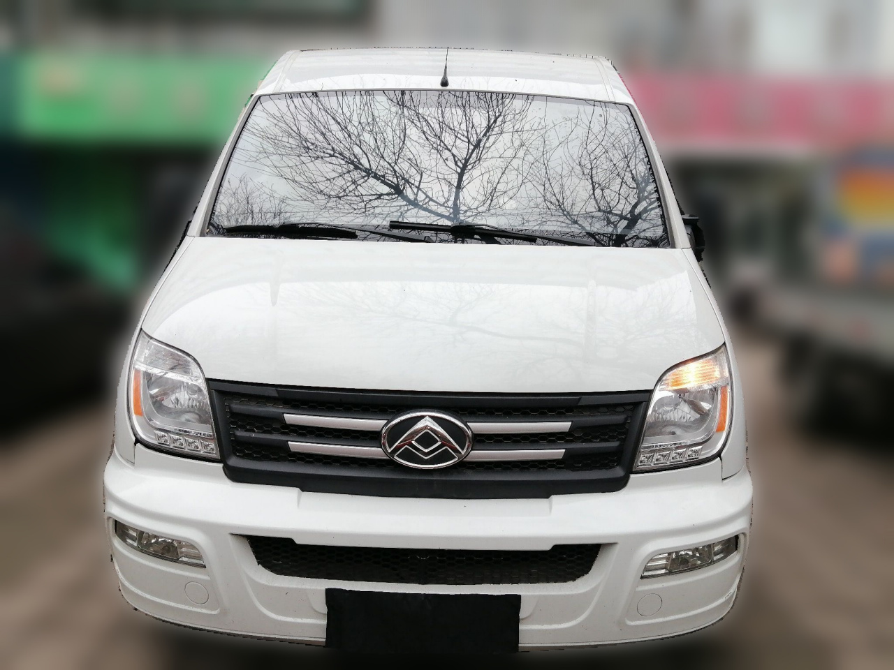 MAXUS V80 2023 2.0T MT Classic Long Wheelbase 3-Seater photo 2