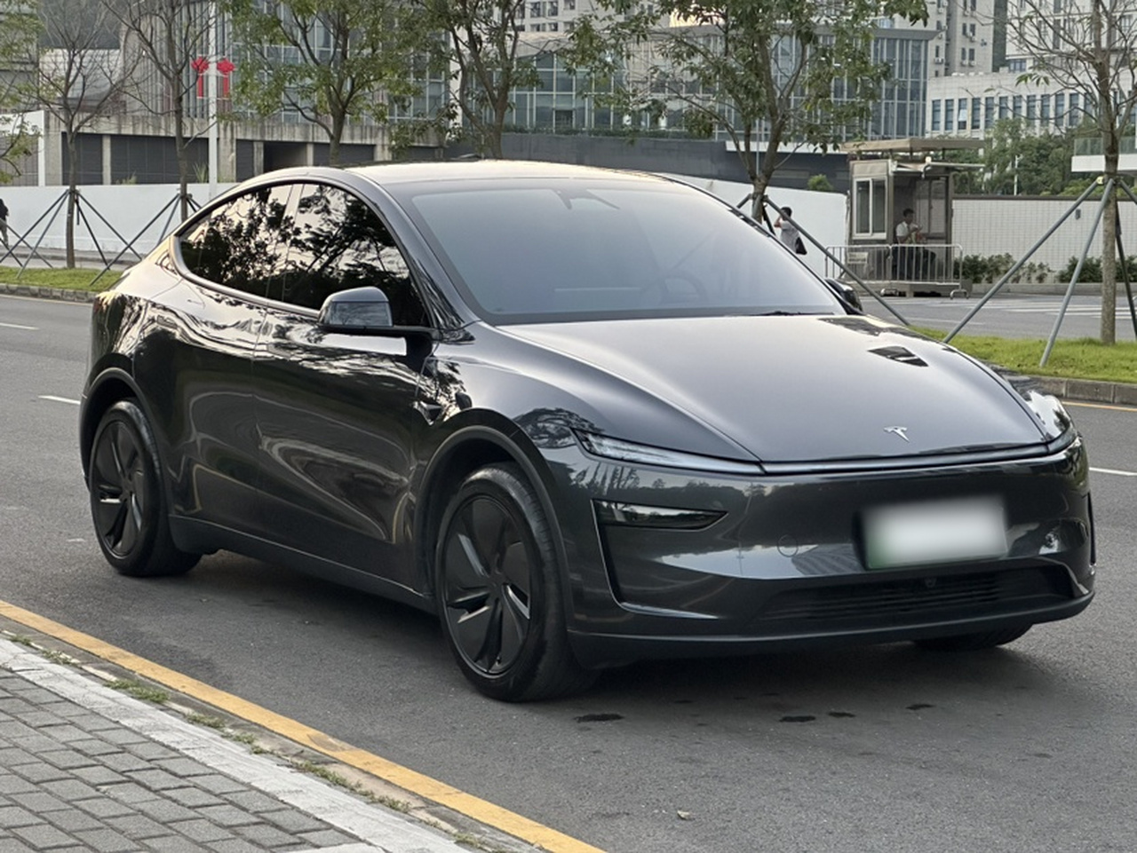 Model Y 2025 RWD Launch Edition photo 3