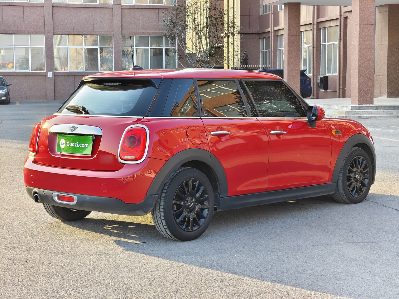 2019 1.5T ONE PLUS 5-Door photo 4
