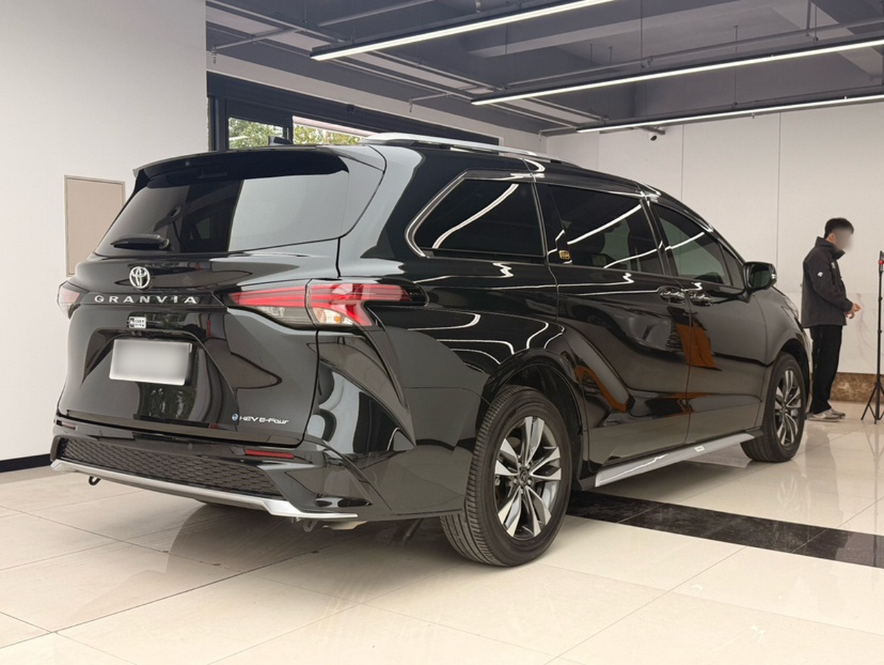 Granvia 2026 2.5L Hybrid MAX AWD photo 5
