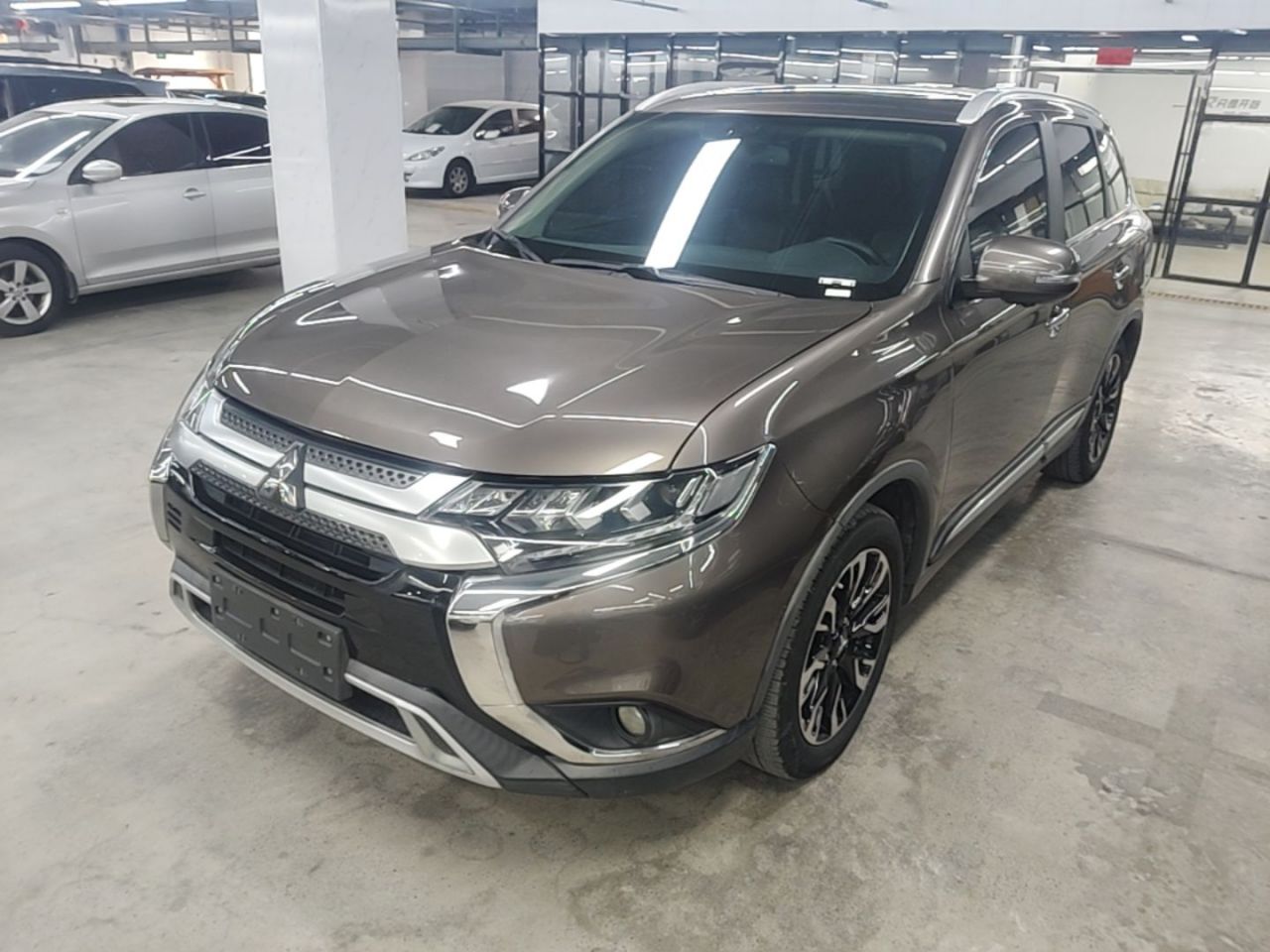 Outlander 2019 2.4L AWD Enjoy 7-Seater China VI