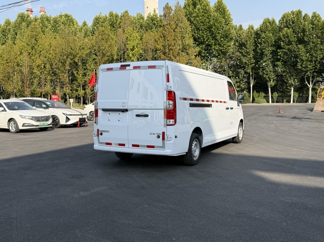 V 2025 V8E - 350km photo 4