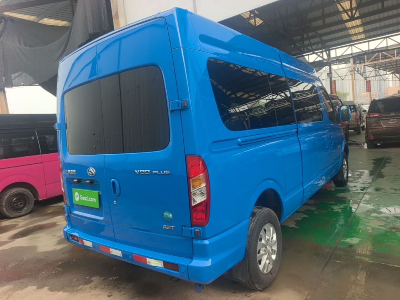 MAXUS V80 2023 2.0T PLUS AMT Van Long Wheelbase 3-Seater photo 4