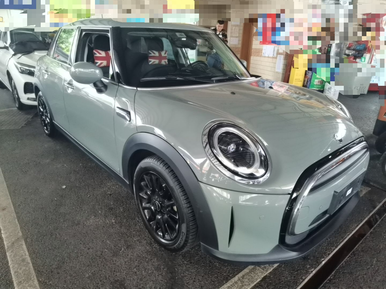 2023 1.5T ONE 5-Door photo 3