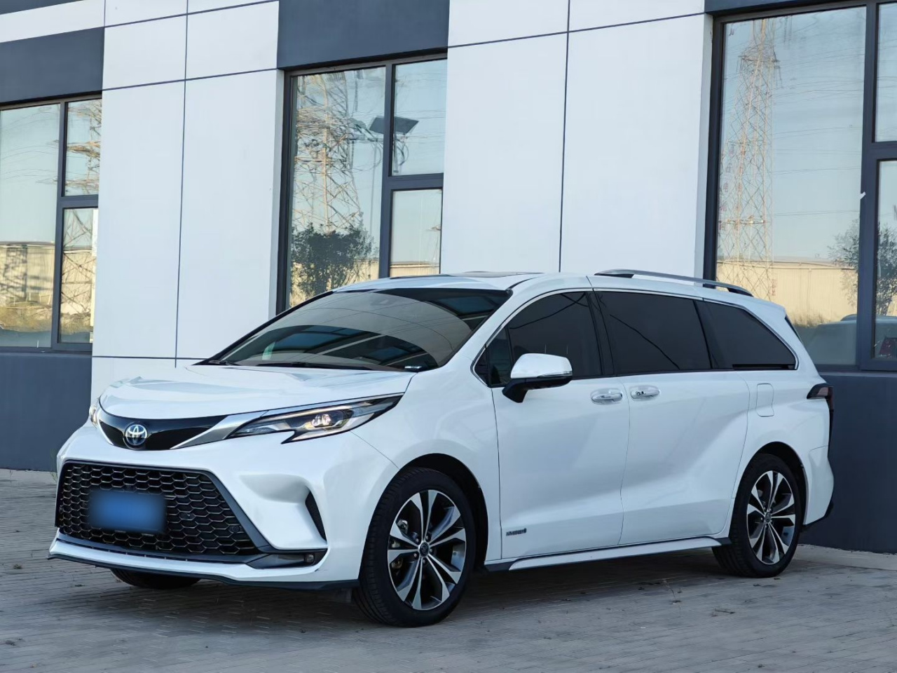 Granvia 2023 2.5L Hybrid Premium PLUS