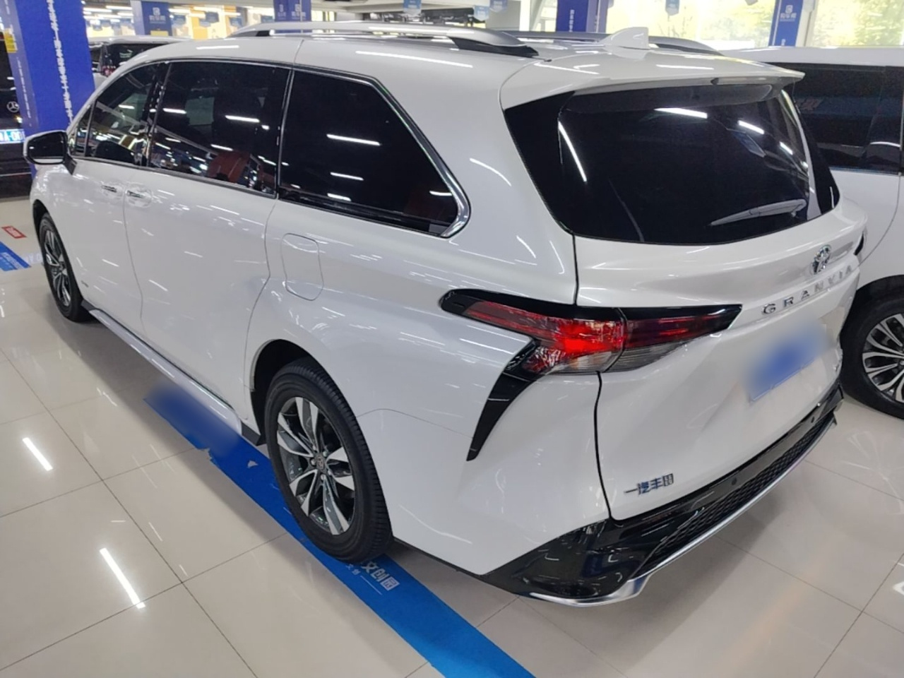 Granvia 2024 2.5L Hybrid Premium PLUS AWD photo 4
