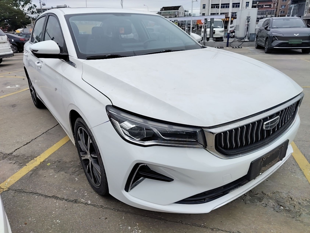 Emgrand 2022 4 1.5L CVT Premium photo 3