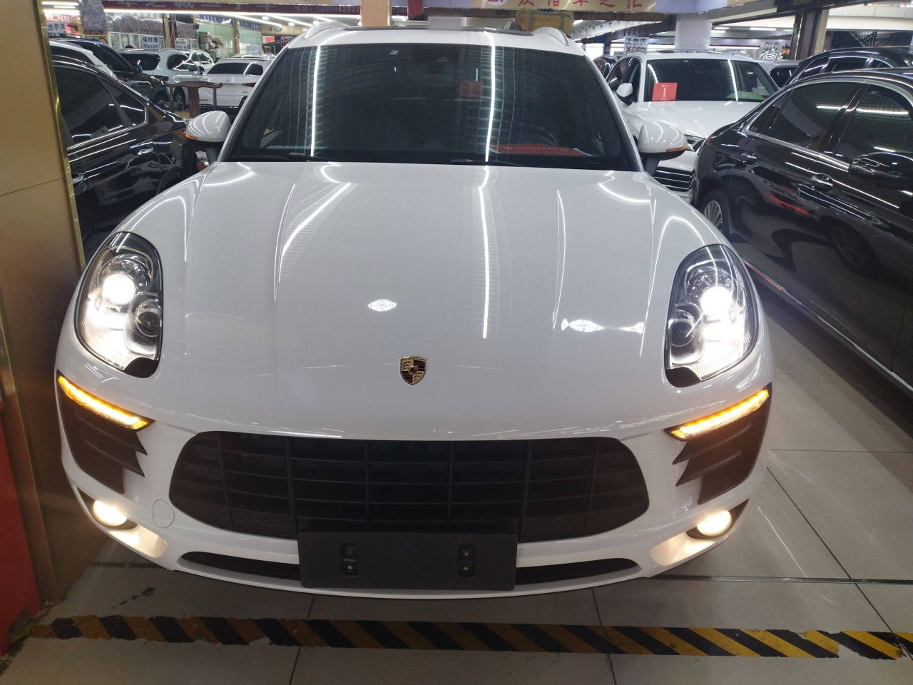 2017 Macan 2.0T photo 2