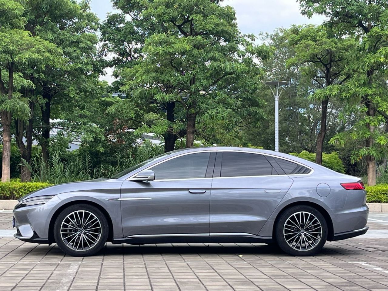 Han 2021 EV Standard Range Luxury photo 4