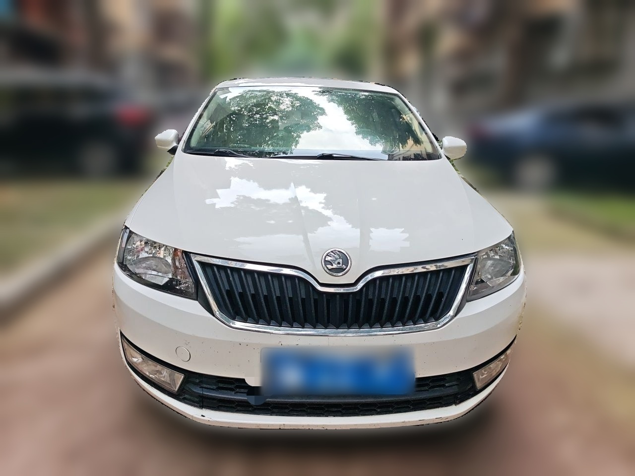 Rapid 2015 1.6L AT photo 2