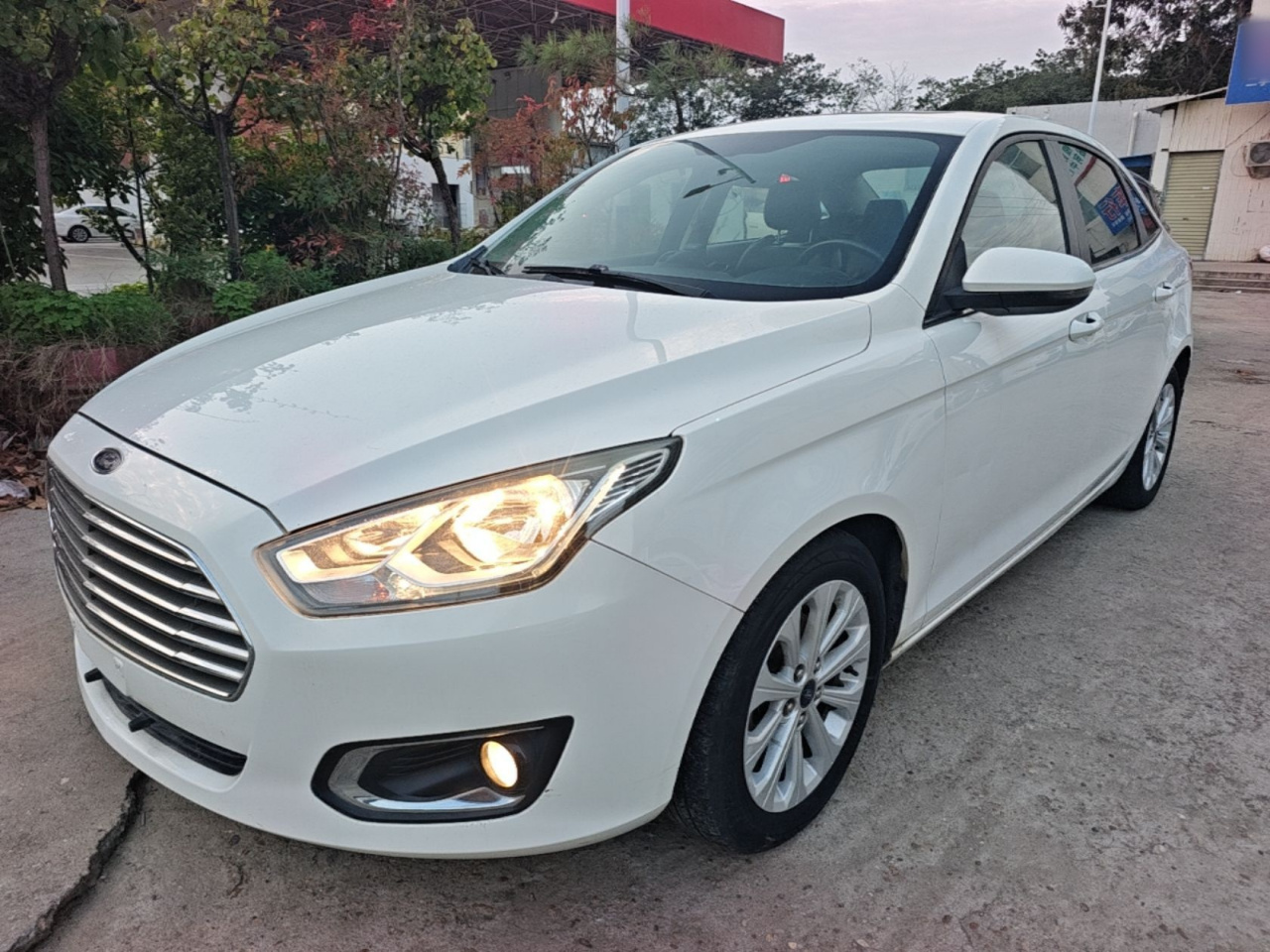 Escort 2015 1.5L MT Fashion