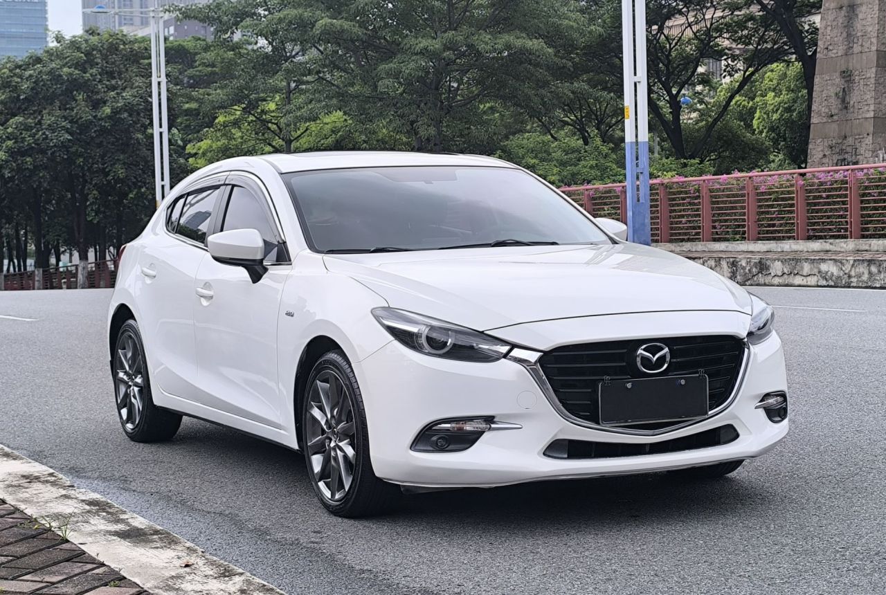 3 Axela 2017 Hatchback 2.0L AT Luxury China VI photo 4