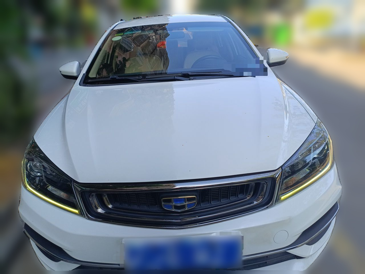 Emgrand 2018 1.5L CVT Luxury photo 2