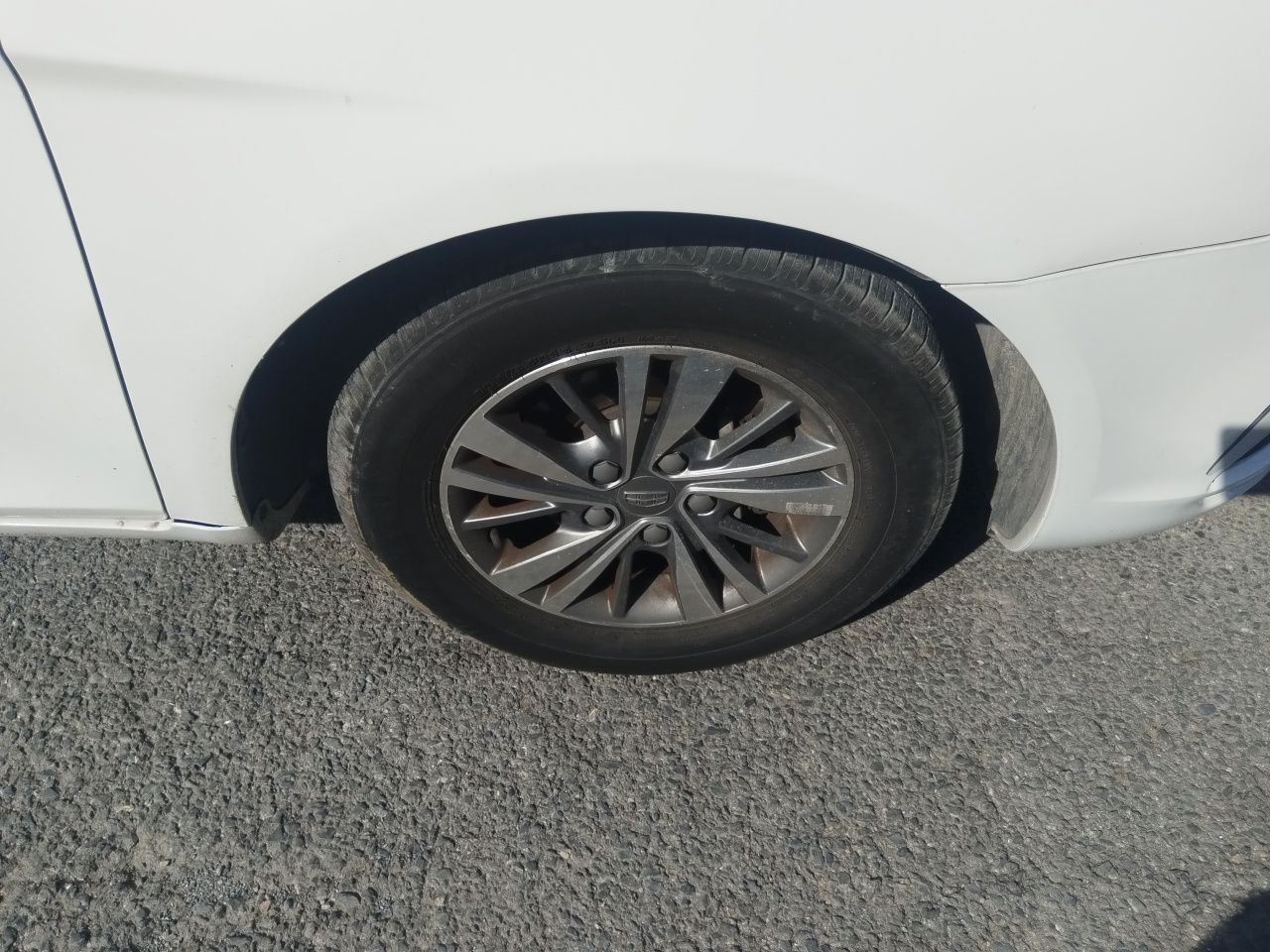 Emgrand 2018 1.5L CVT Luxury photo 2