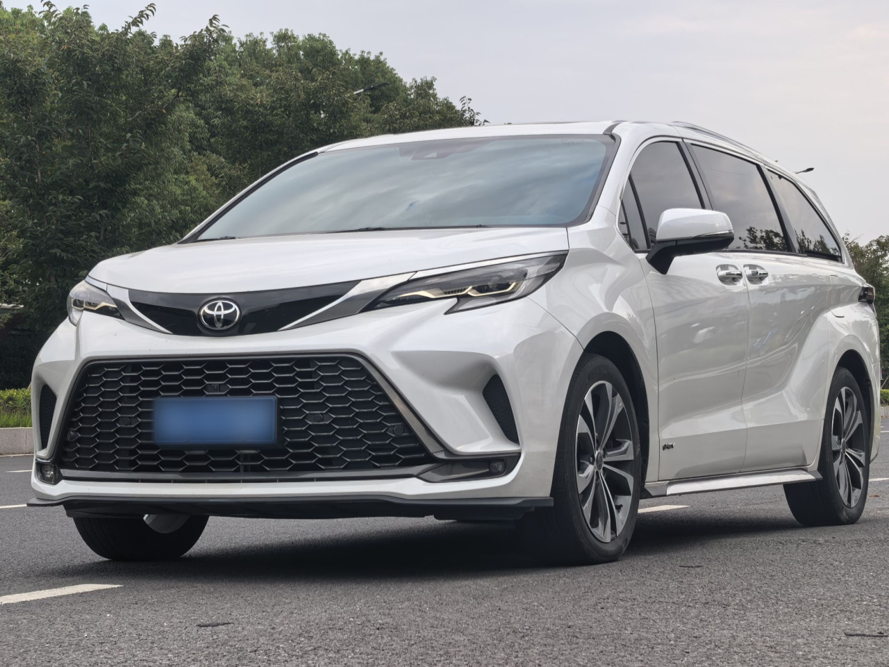 Granvia 2024 2.5L Hybrid Premium PLUS