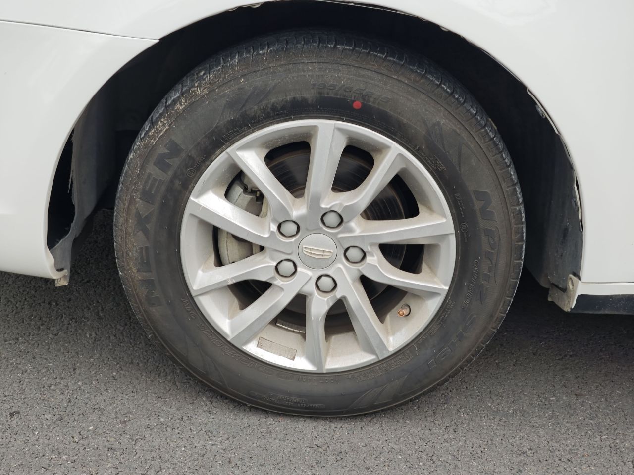Emgrand 2020 1.5L CVT Luxury photo 4