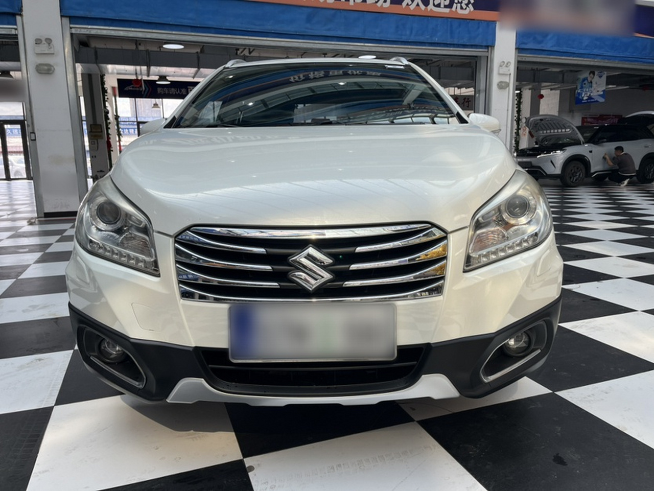 2014 1.6L CVT RWD Elite photo 2