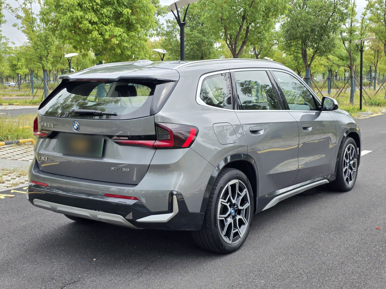 iX1 2023 xDrive30L X Design Package photo 4