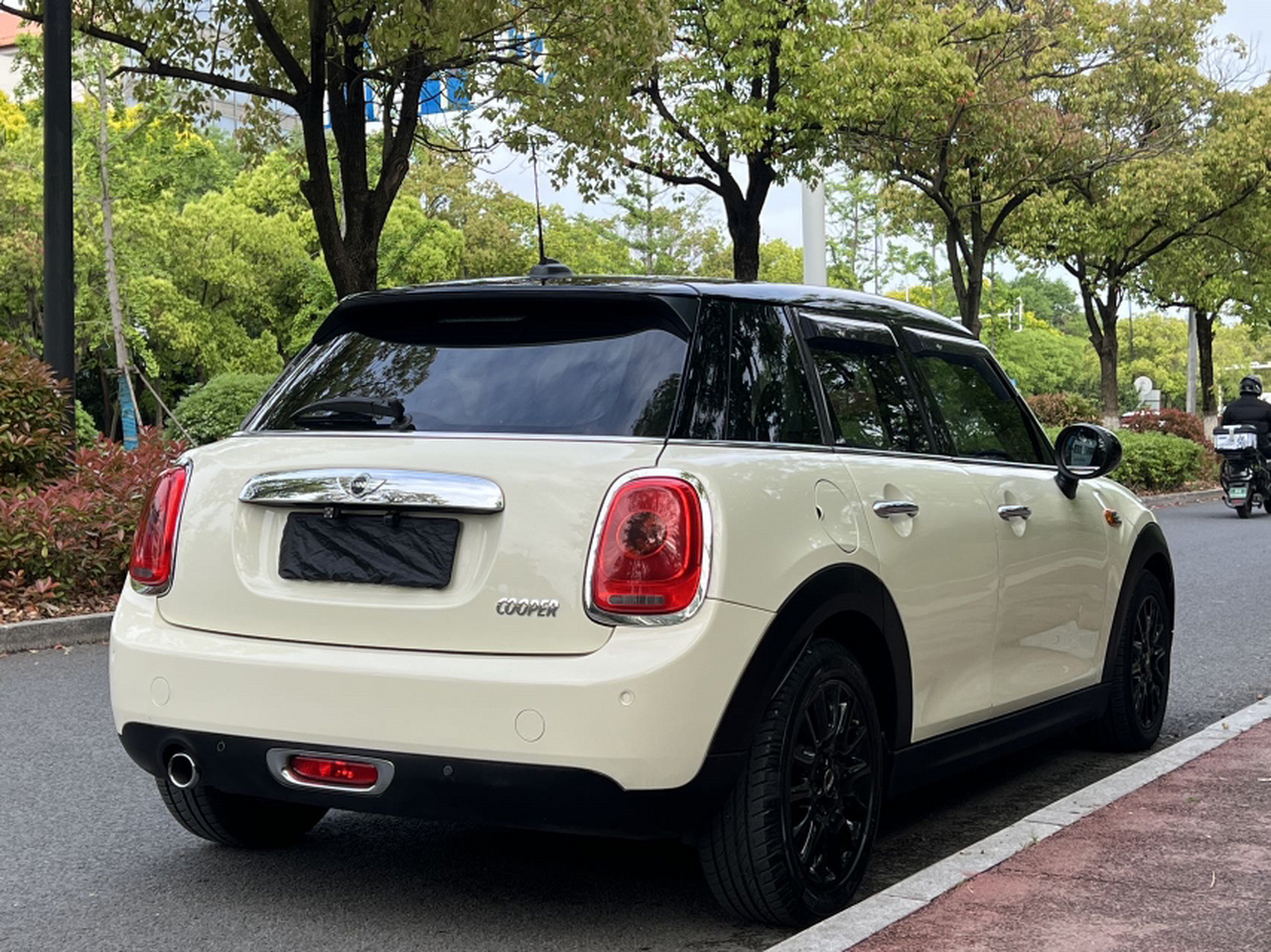 2016 1.5T COOPER 5-Door photo 2