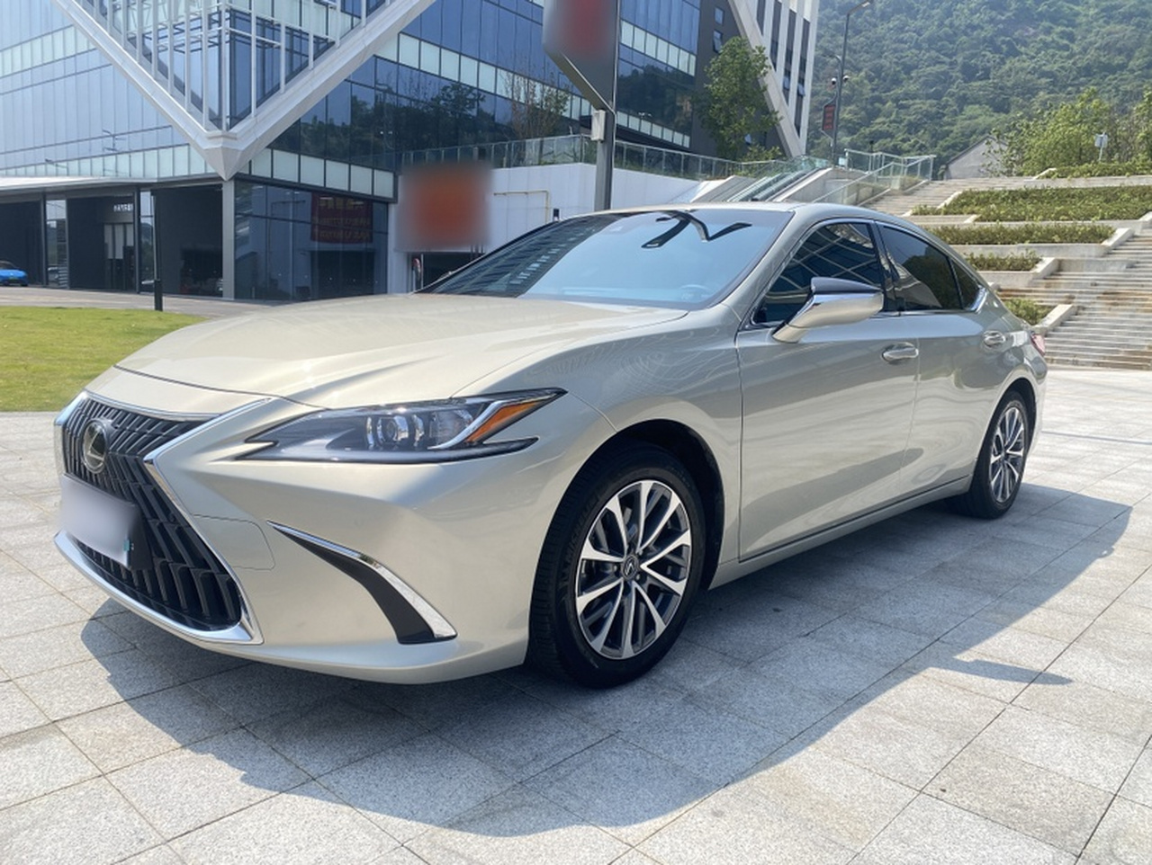 ES 2024 200 Exclusive