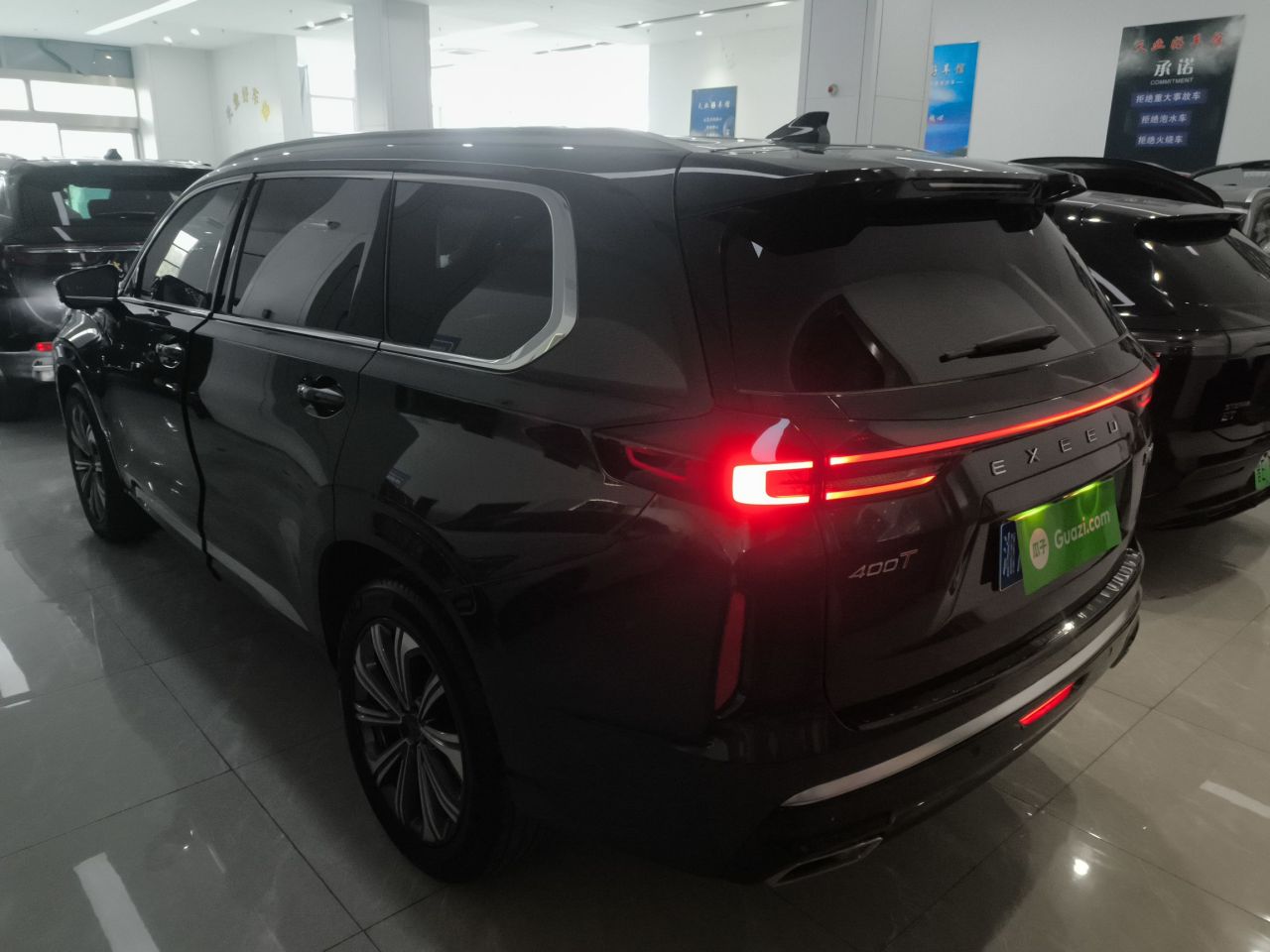 2023 400T AWD 7-Seater photo 3
