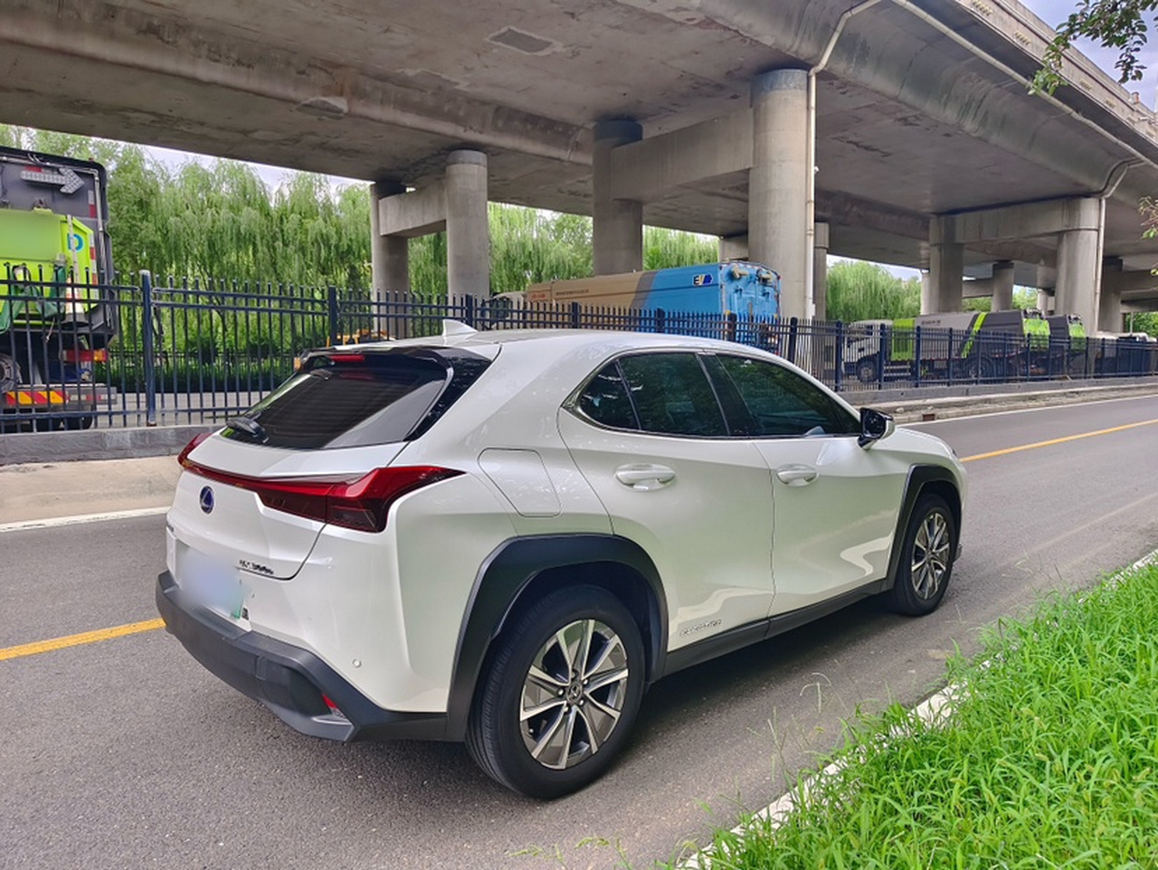 UX EV 2020 300e photo 2