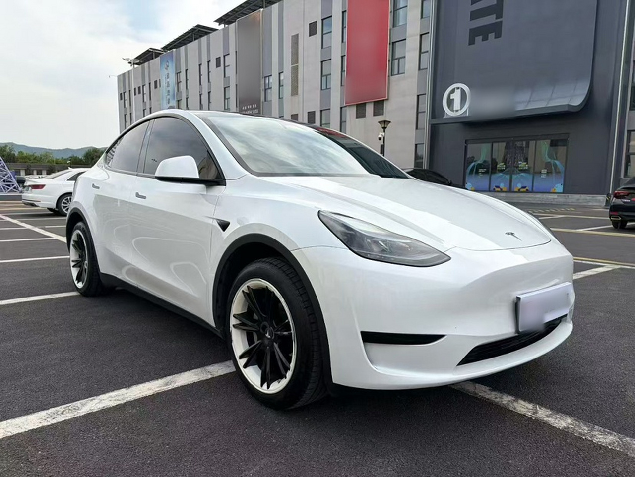 Model Y 2024 RWD photo 2
