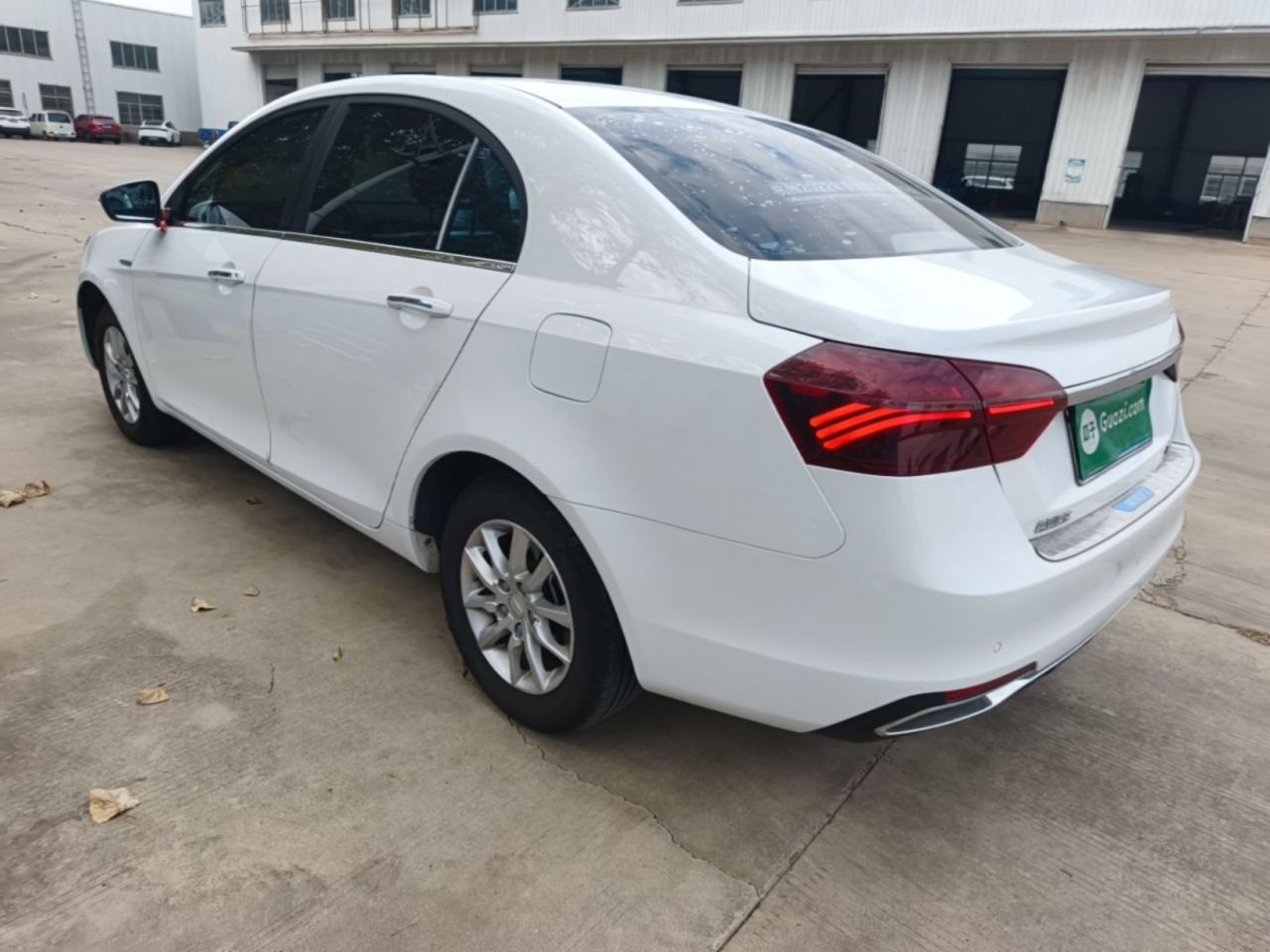 Emgrand 2020 1.5L MT Luxury photo 4